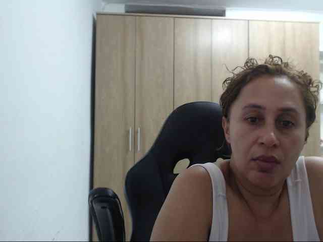 RoxanaMilf webcam
