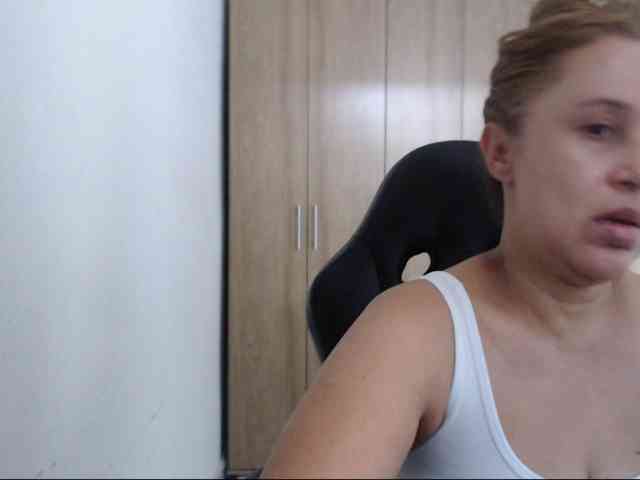 RoxanaMilf webcam