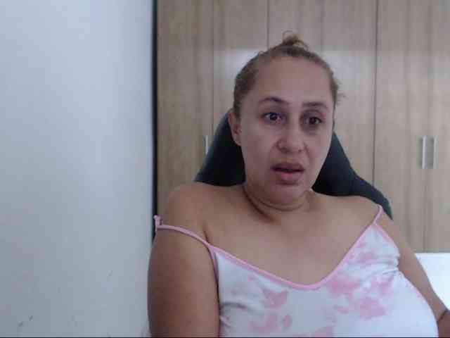 RoxanaMilf webcam