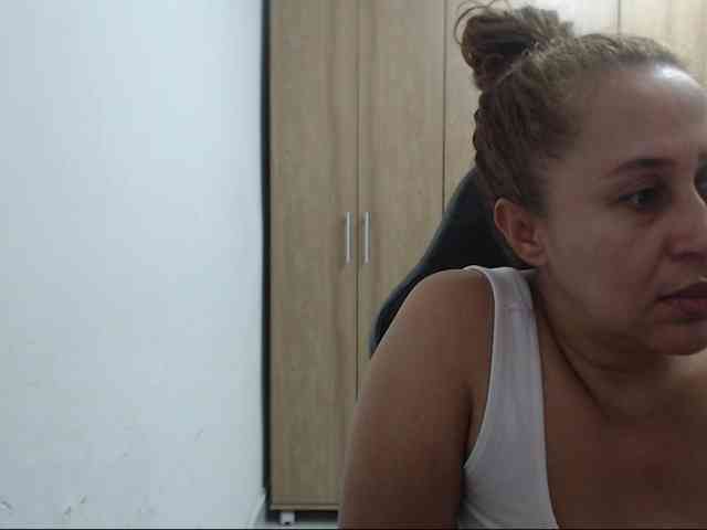 RoxanaMilf webcam