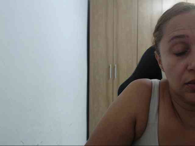 RoxanaMilf webcam