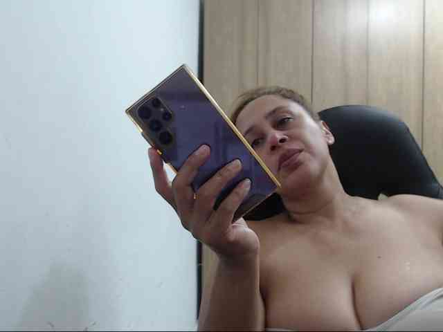 RoxanaMilf webcam