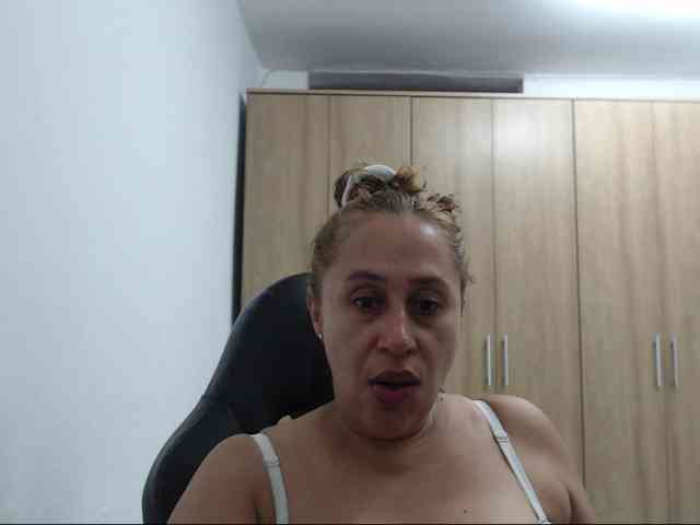 RoxanaMilf webcam
