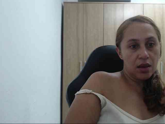 RoxanaMilf webcam