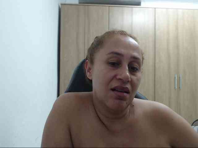 RoxanaMilf webcam