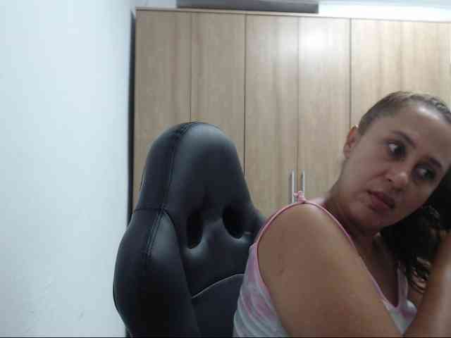 RoxanaMilf webcam
