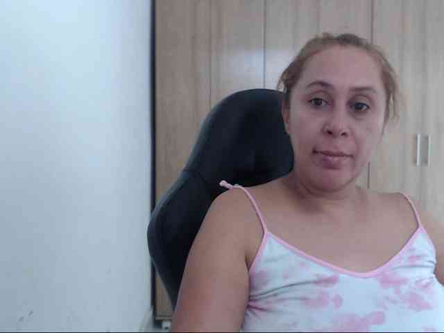 RoxanaMilf webcam