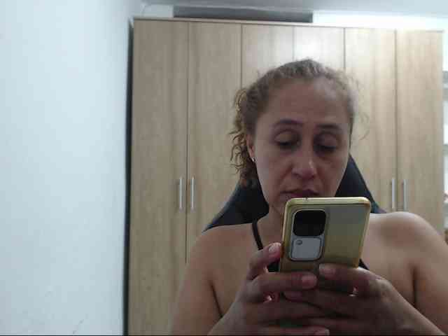 RoxanaMilf webcam