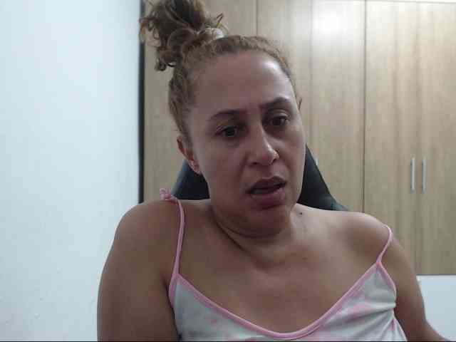 RoxanaMilf webcam