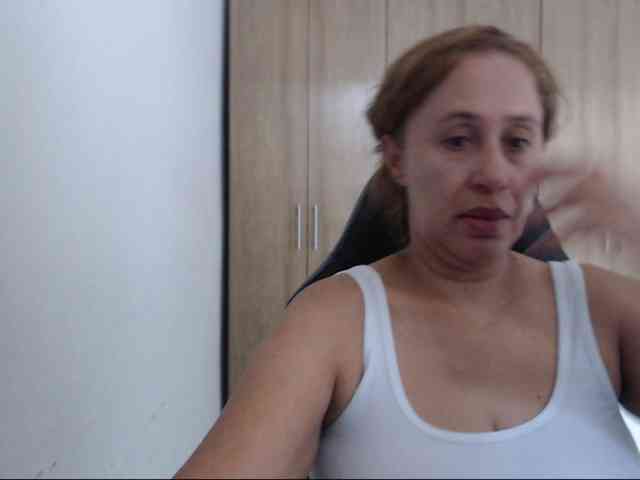 RoxanaMilf webcam