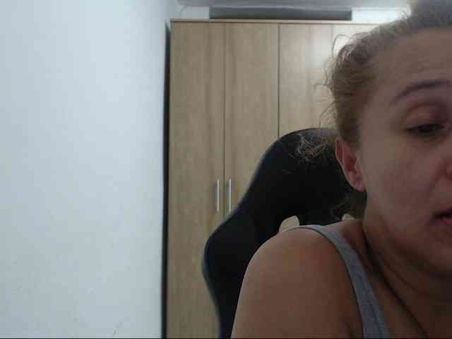 RoxanaMilf webcam