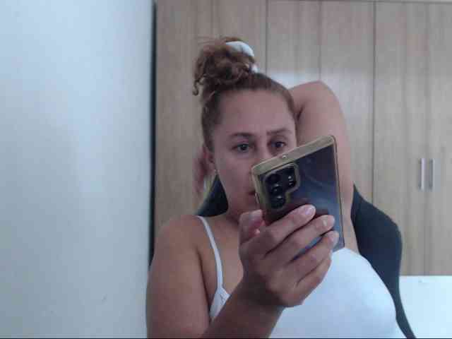 RoxanaMilf webcam