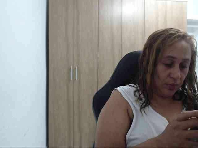 RoxanaMilf webcam