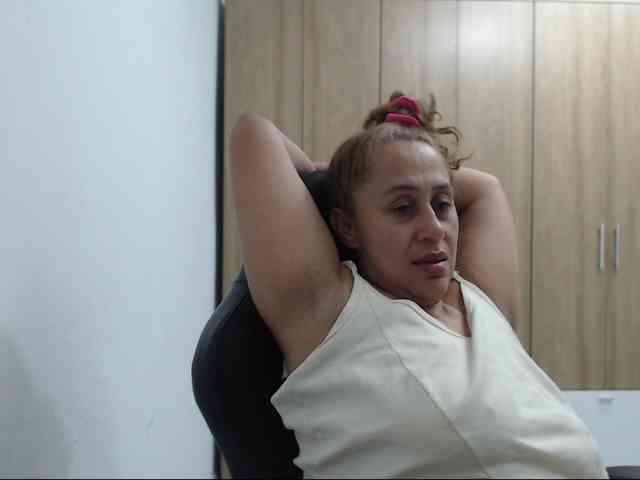 RoxanaMilf webcam