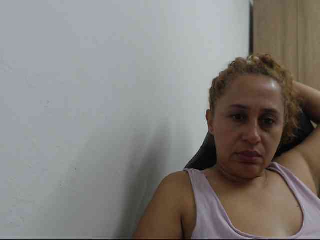 RoxanaMilf webcam