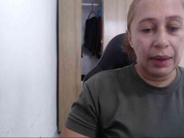 RoxanaMilf webcam