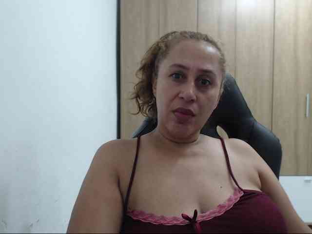 RoxanaMilf webcam