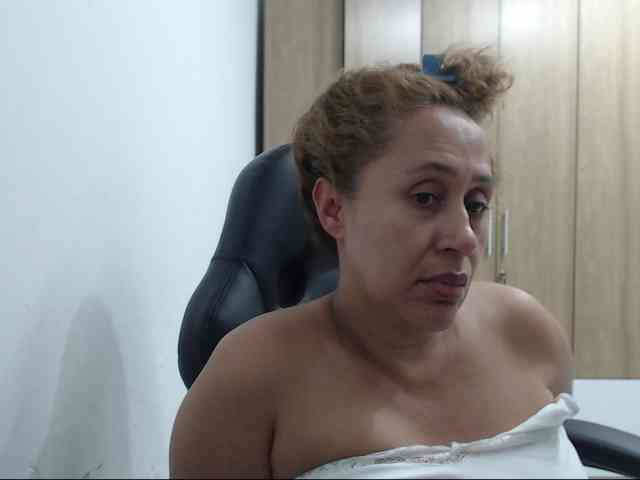 RoxanaMilf webcam