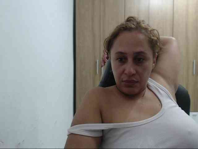 RoxanaMilf webcam