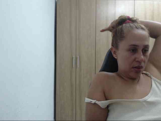 RoxanaMilf webcam