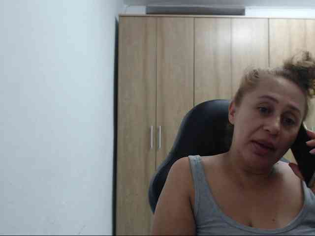 RoxanaMilf webcam