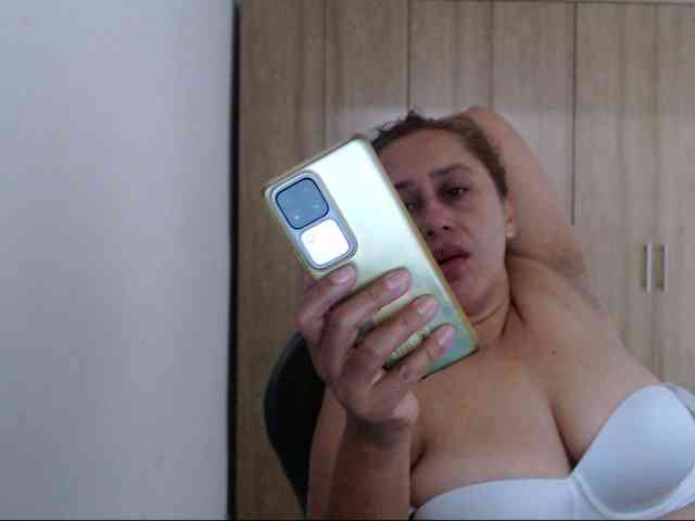 RoxanaMilf webcam