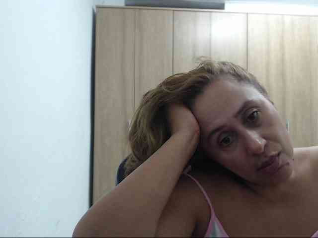 RoxanaMilf webcam