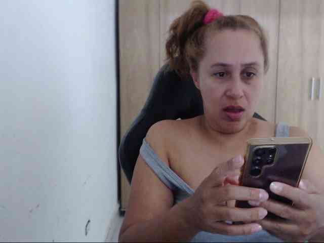 RoxanaMilf webcam