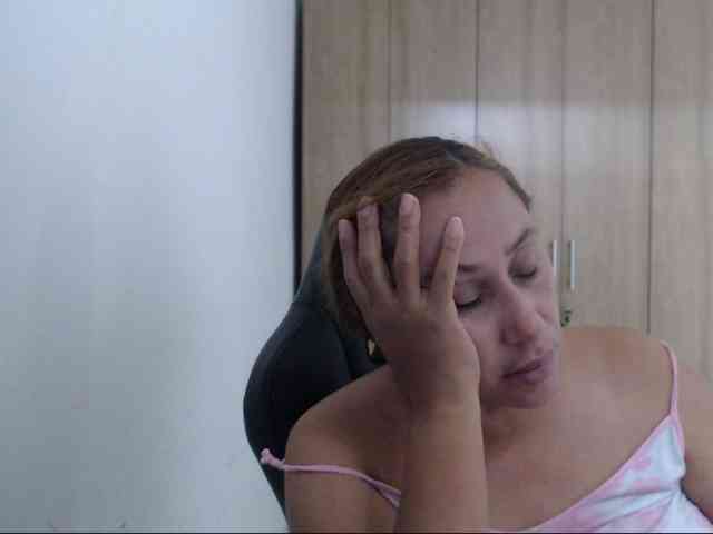 RoxanaMilf webcam
