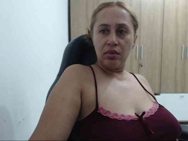 RoxanaMilf webcam