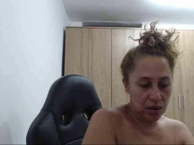RoxanaMilf webcam