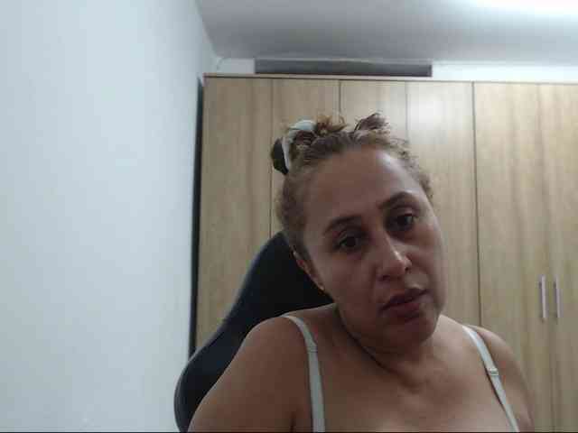 RoxanaMilf webcam