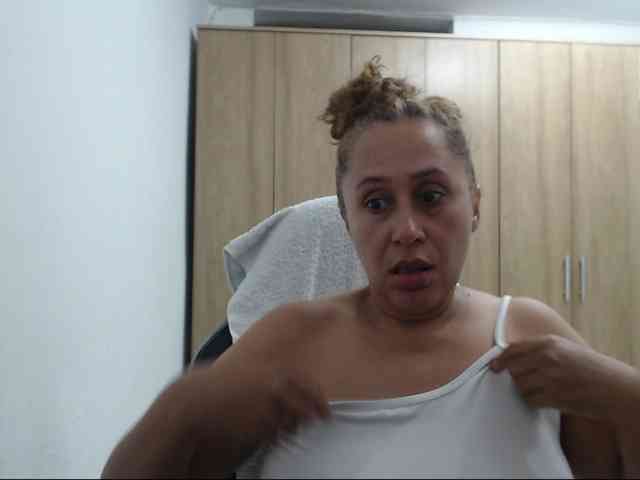 RoxanaMilf webcam