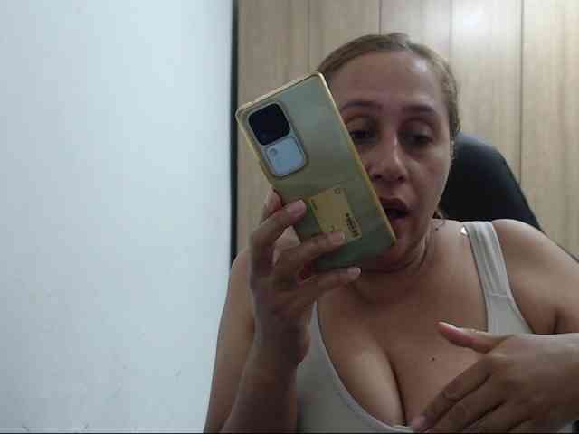 RoxanaMilf webcam