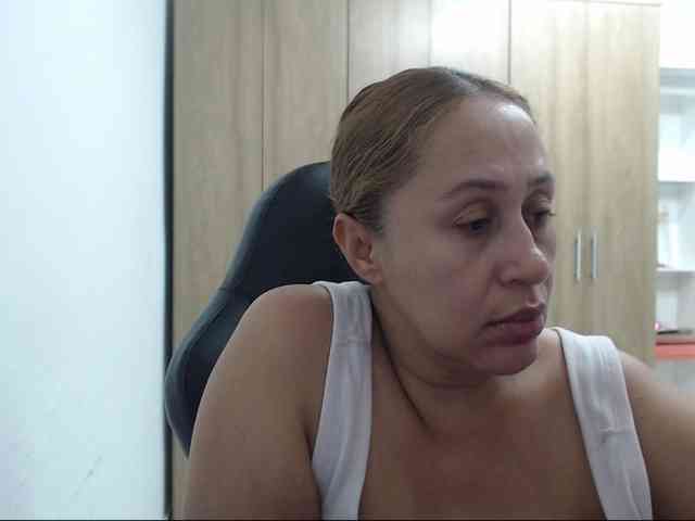 RoxanaMilf webcam