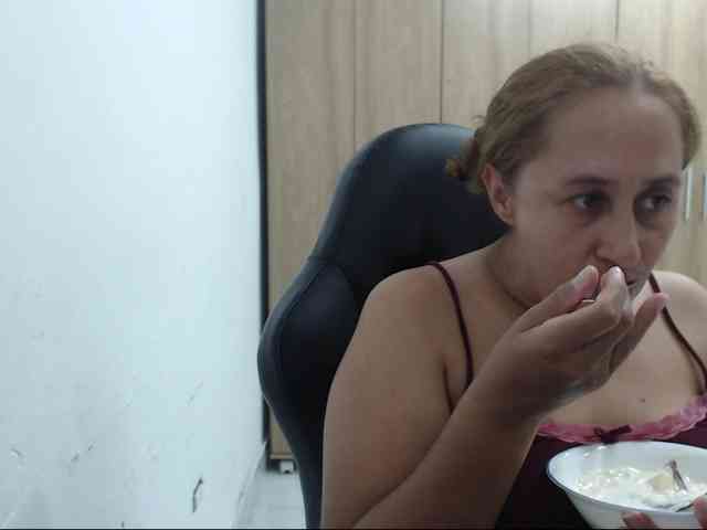 RoxanaMilf webcam