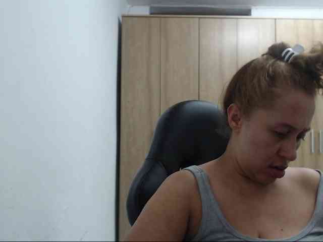 RoxanaMilf webcam