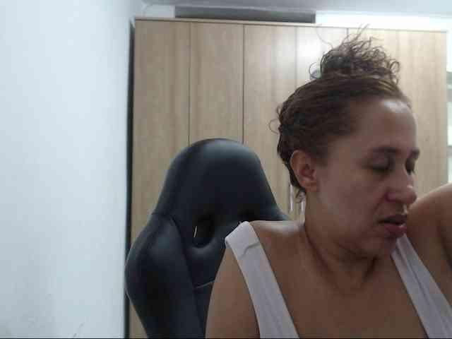 RoxanaMilf webcam