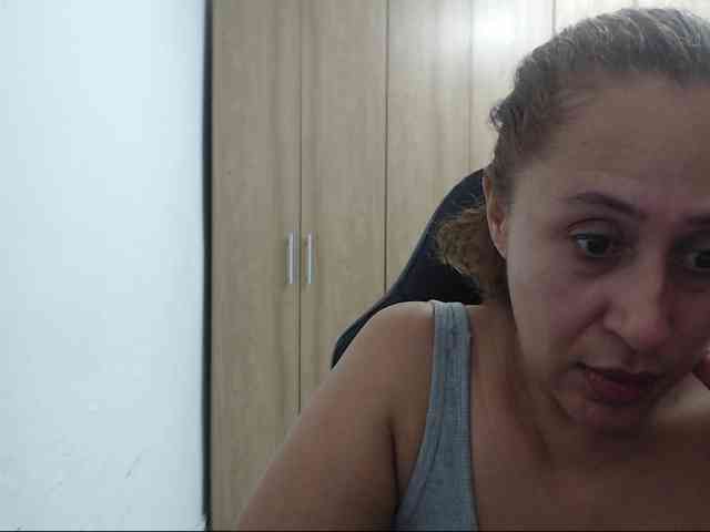RoxanaMilf webcam