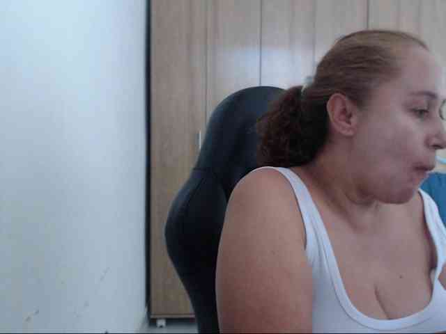 RoxanaMilf webcam