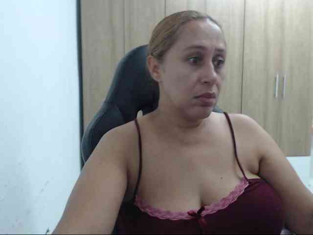 RoxanaMilf webcam