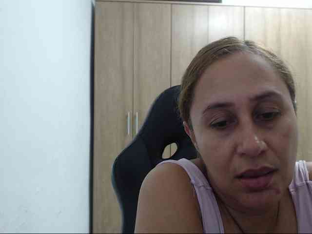 RoxanaMilf webcam