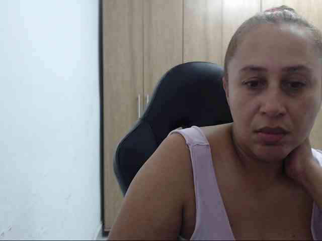 RoxanaMilf webcam