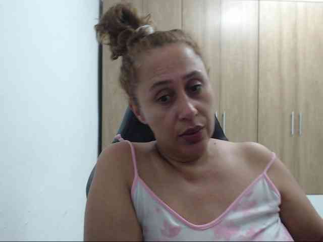RoxanaMilf webcam