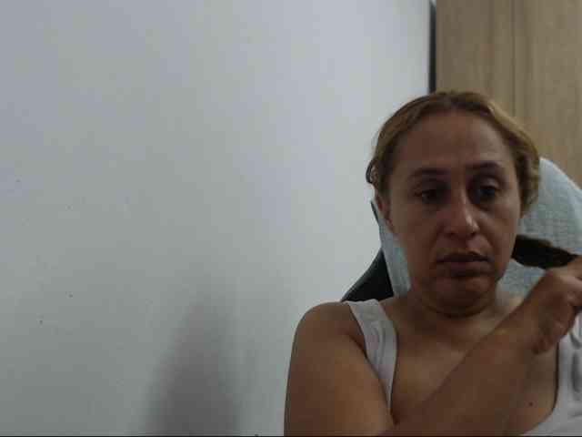 RoxanaMilf webcam