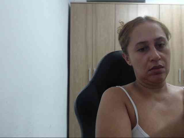 RoxanaMilf webcam