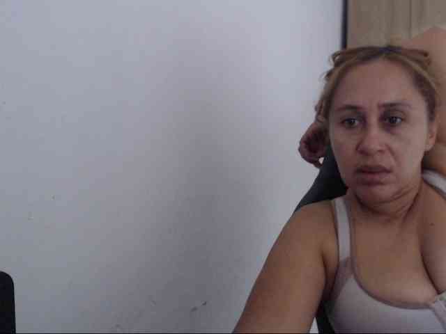 RoxanaMilf webcam