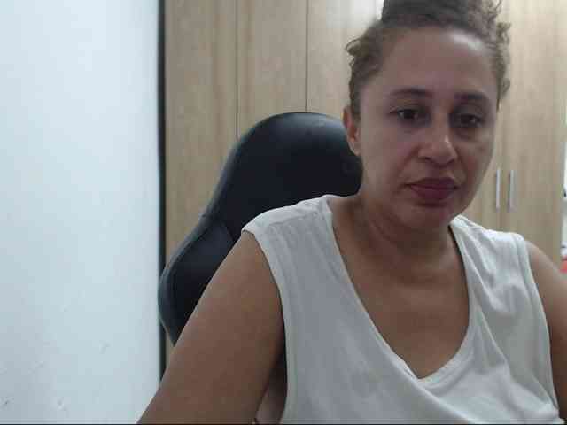 RoxanaMilf webcam