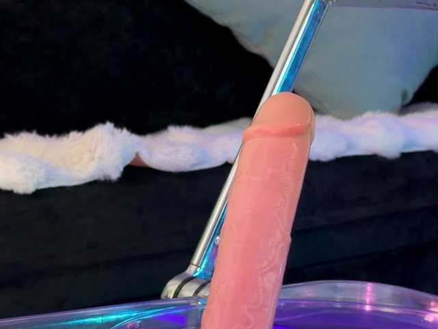 KiraLiLime live webcam show