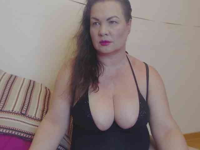 Lady-Adrianna webcam